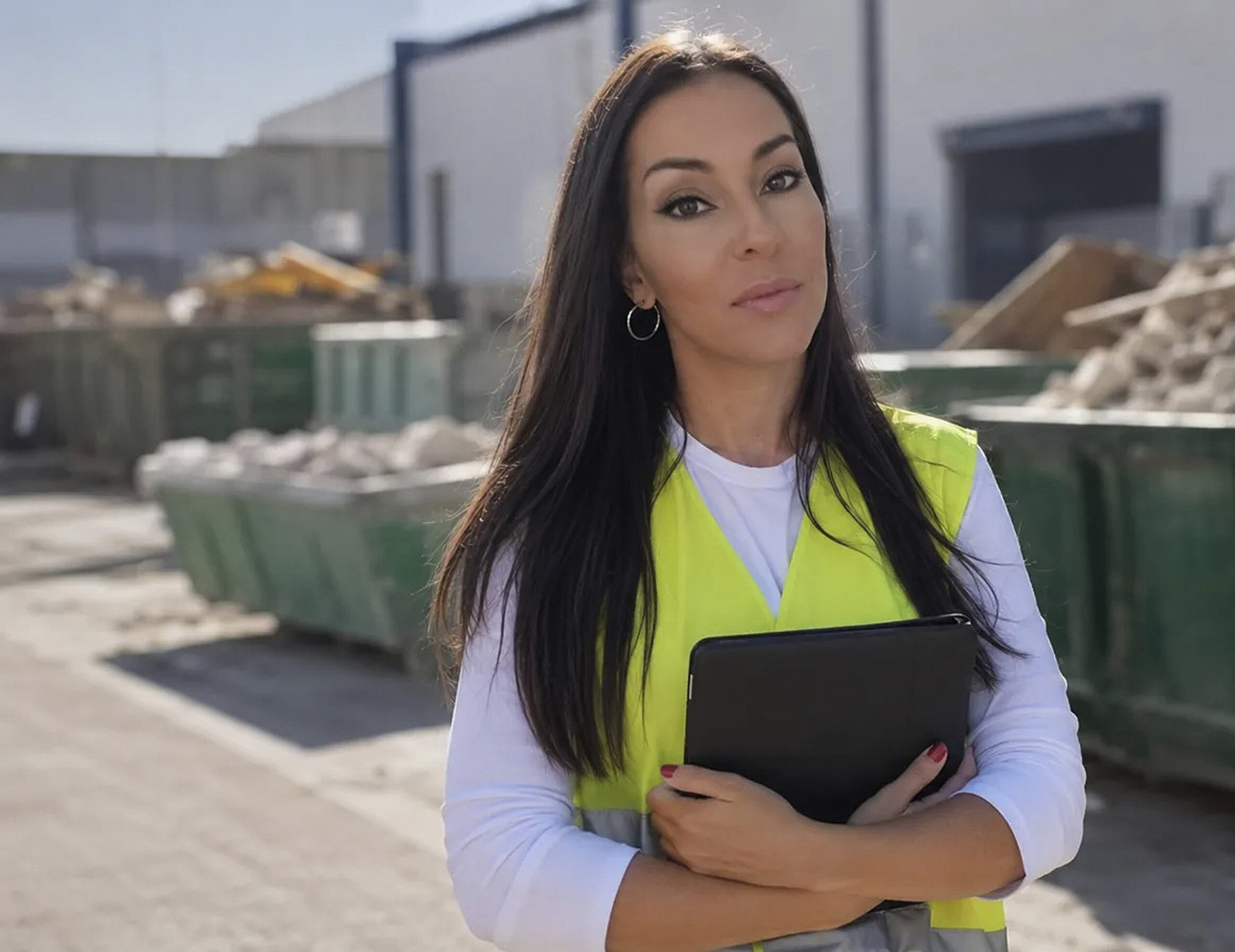 Carla Copete en una zona en obras, CEO de la empresa de gestión de residuos para obras, reformas e industrias ECOPT Solutions.